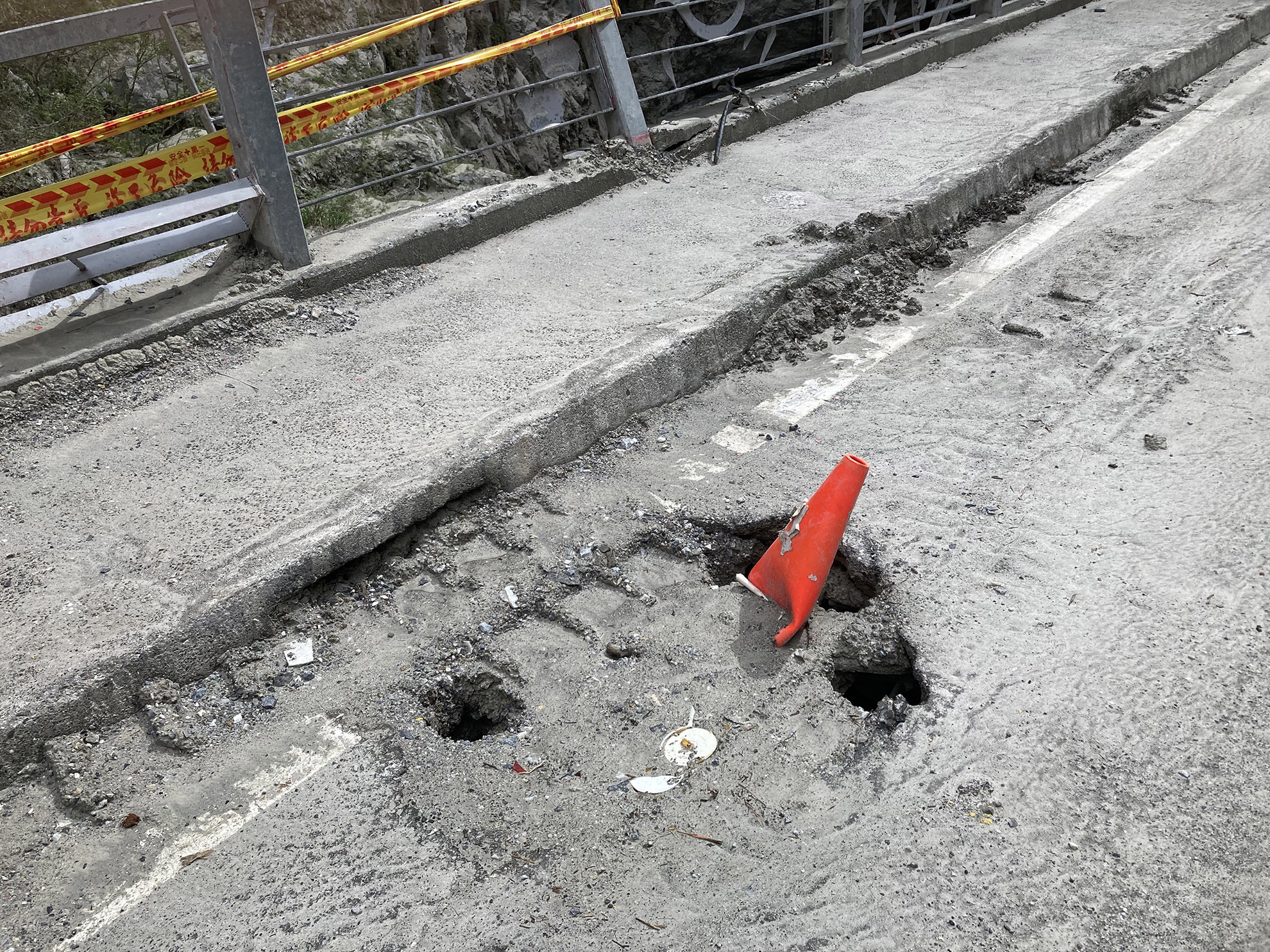 le pont en béton situé à coté du pont métallique amontre l'impact d'un rocher qui l'a perforé